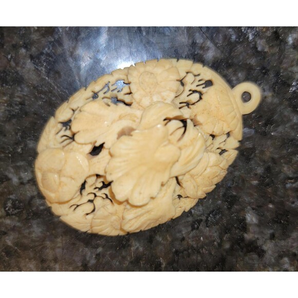 Intricately carved bone pendant, Vintage 1950s bone jewelry - Picture 10 of 10